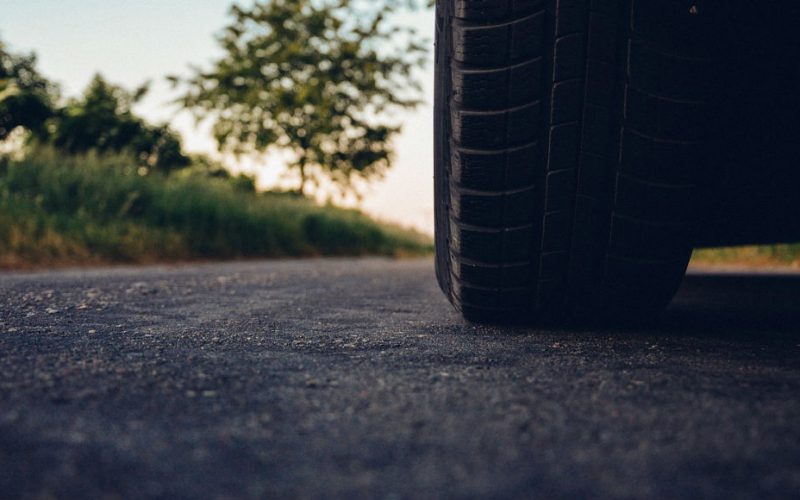 Te contamos cómo debes cambiar las ruedas de tu coche paso a paso y de forma segura.