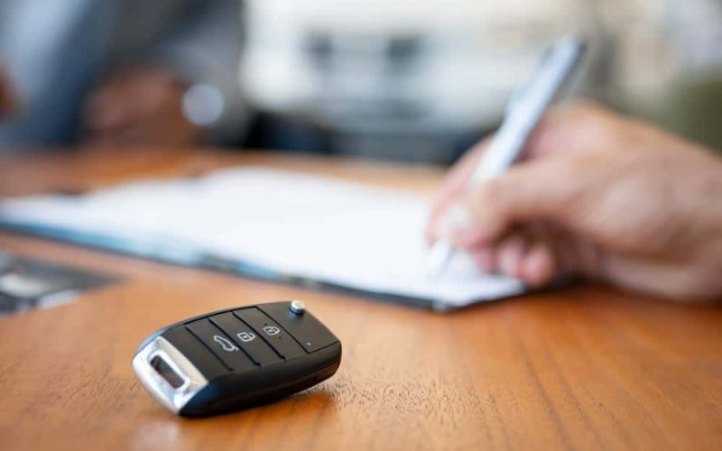 ¿Es obligatorio llevar la póliza del seguro del coche?