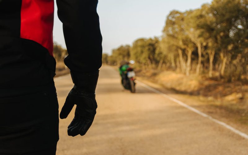 ¿Cómo es la asistencia en carretera para las motos y cómo puedo contratar esta cobertura?