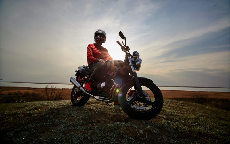 Un seguro de moto para jóvenes debe contar con la máxima protección y asesoramiento para disfrutar de la carretera sin preocupaciones