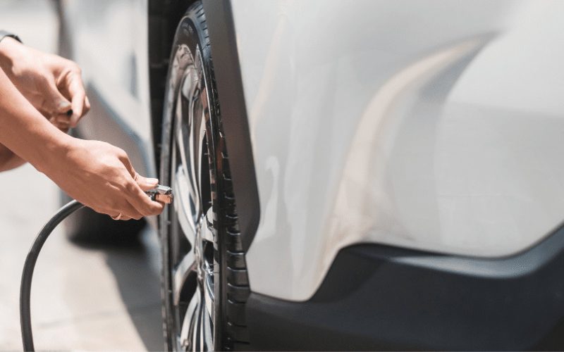 Descubre cómo utilizar una tabla de presión para las ruedas de un coche.