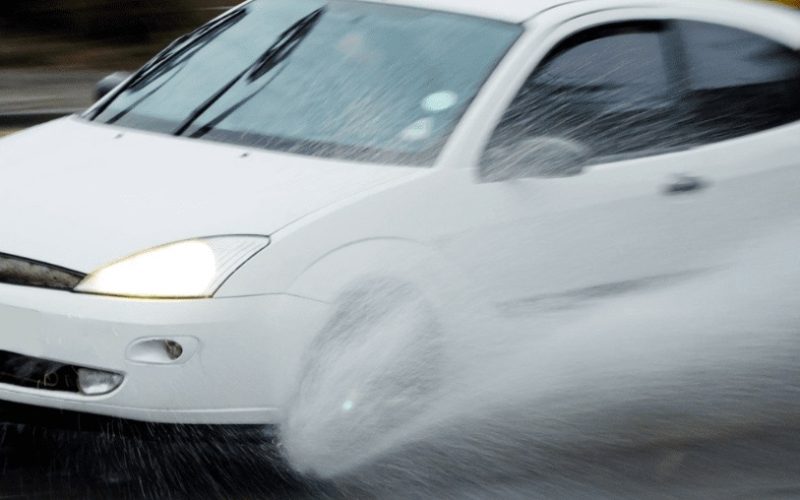 Te contamos qué es el aquaplaning y algunos consejos para evitar problemas en tu conducción cuando llueve en exceso