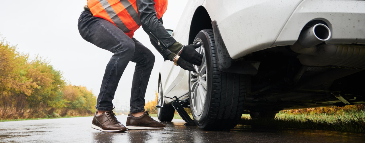 Servicio de grúa y asistencia en carretera para un coche averiado con seguro a todo riesgo